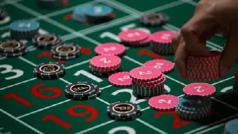 Bàn casino trực tuyến bongda24 với dealer chuyên nghiệp và giao diện tiếng Việt